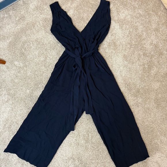Babaton Aritzia Navy Sleeveless V Neck Wide Leg Crop Marcus Jumpsuit Size XSmall - Picture 1 of 11